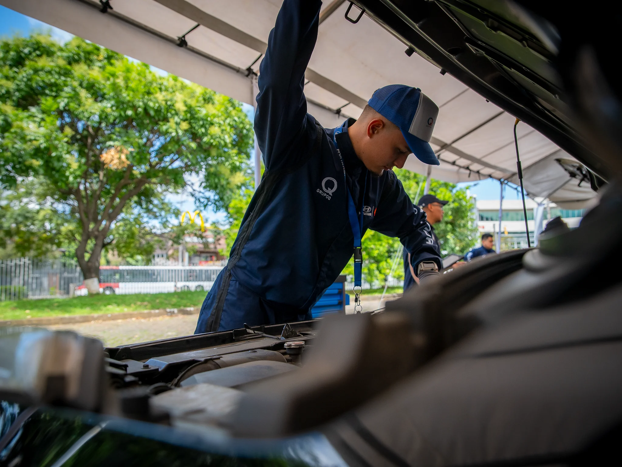 Hyundai mechanic at the event workshop — Ciudad Click