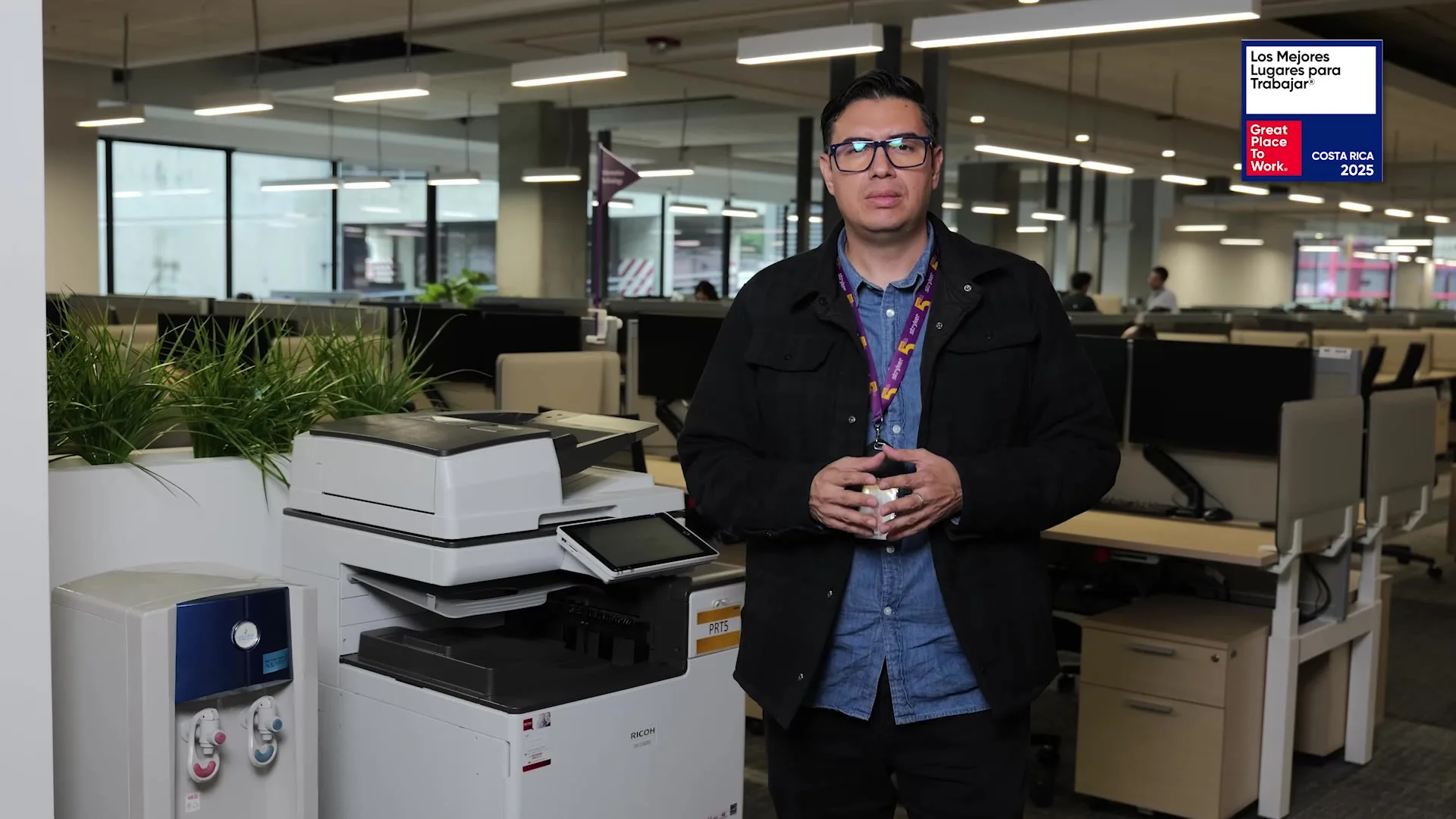 Colaborador de Stryker grabando una frase junto al área de impresión de la oficina